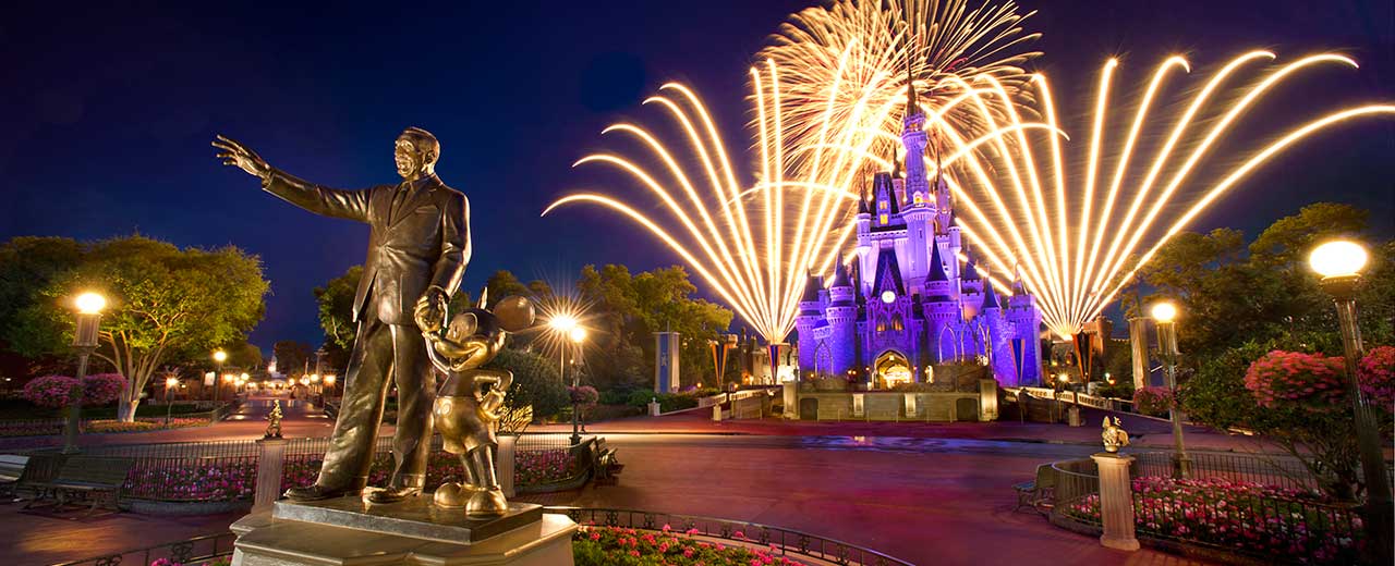 header-statuefireworks